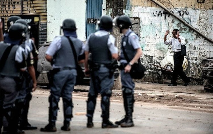 STJ decide que circulação em área de tráfico não justifica invasão de residência