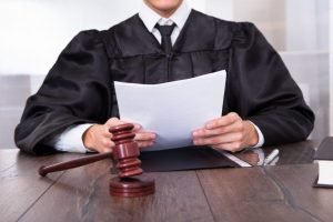 Juiz extingue ação e condena advogado por litigância de má-fé após identificar mais de 80 ações idênticas
