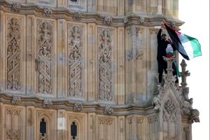 Manifestante escala big ben com bandeira palestina.jpg
