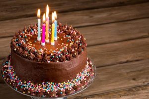 Advogado protesta contra demora no TJ-PE e protocola petição com bolo de aniversário