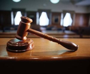 Juiz aposentado é acusado de falsidade ideológica após 40 anos usando identidade falsa