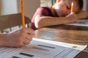 Pais são multados por não matricularem filhos em escola e por ausência de vacinação contra Covid-19