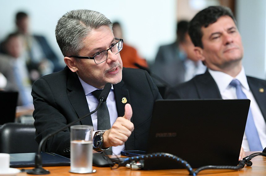 CSP aprova porte de arma de fogo aos advogados para defesa pessoal