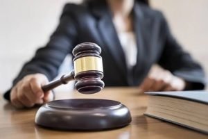Juíza considera inconstitucional nova lei e nega isenção de custas a advogado