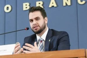 Defesa de Filipe Martins aciona OAB contra multa de Moraes e diz que decisão é ‘’grave violação de prerrogativas‘’ e ‘’ilegal’’