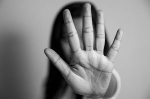 Juíza reconhece assédio e garante rescisão indireta a recepcionista de 18 anos