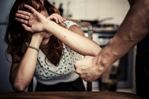 Justiça exclui ex-marido agressor de ação indenizatória de esposa falecida