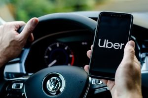 Justiça condena Uber a indenizar passageiro que teve celular retido por motorista