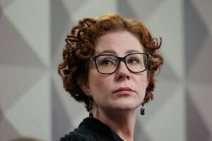 Moraes vota por condenar Carla Zambelli a 10 anos de prisão e propõe perda de mandato