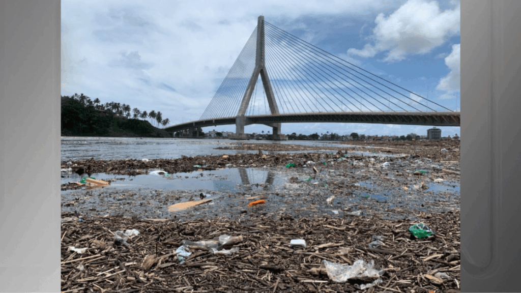 Imagem mostra lixo proximo ao rio cachoeira em itabuna ba.png