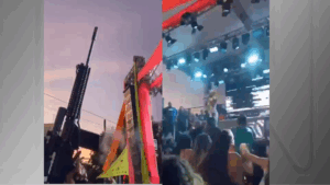 Imagens gravadas no ultimo sabado mostram fuzis durante show de mc poze na cidade de deus.png