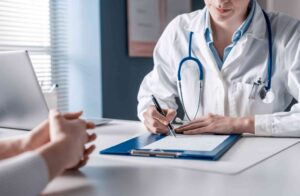 TRT-2 mantém justa causa de auxiliar de enfermagem que adulterou atestado médico