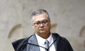 Dino processa funcionário da Alerj por danos morais após ofensas em grupo de WhatsApp