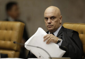 Alexandre de Moraes solicita a PF envio de provas da tentativa de golpe a defesa de réus