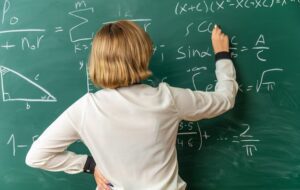 TRT-RS reconhece direito de professora a 1/3 da jornada para atividades extraclasse e adicional por horas excedentes
